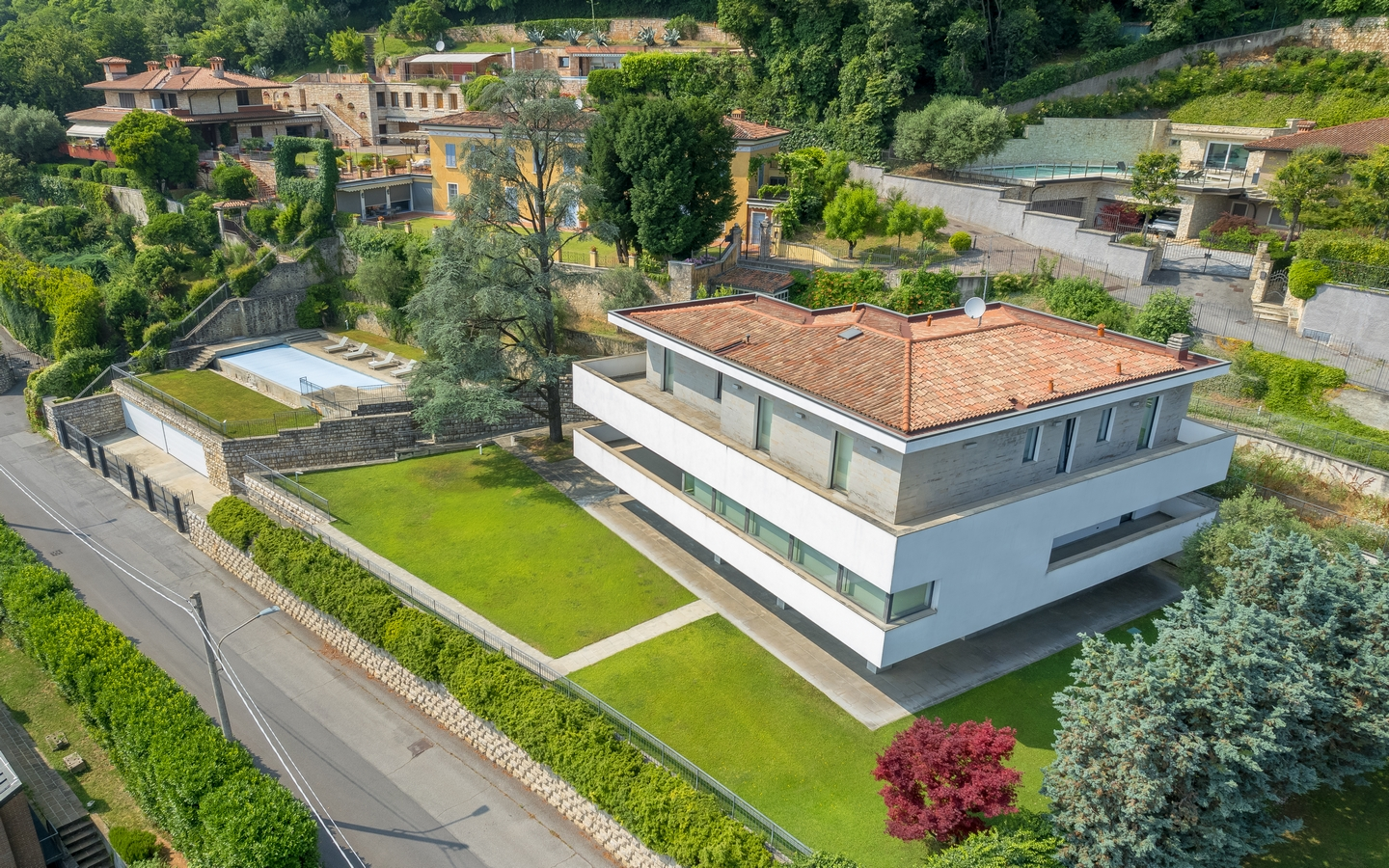 Villa Moderna con Vista Panoramica e Piscina a Brescia