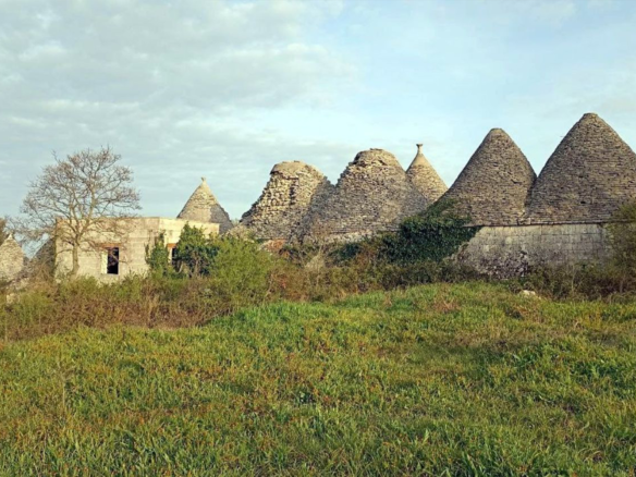 Affascinante Complesso Di Trulli Da Ristrutturare Nella Campagna Pugliese