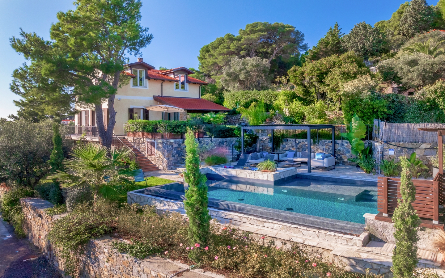 Affascinante Villa Ristrutturata Con Vista Mare E Piscina A Cervo