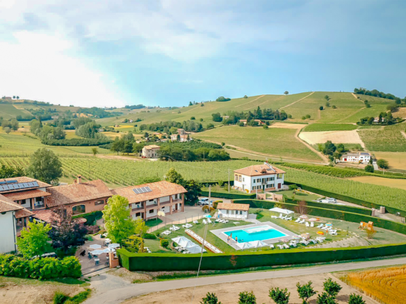 Agriturismo og villa med vingårder og basseng i det sørlige Piemonte