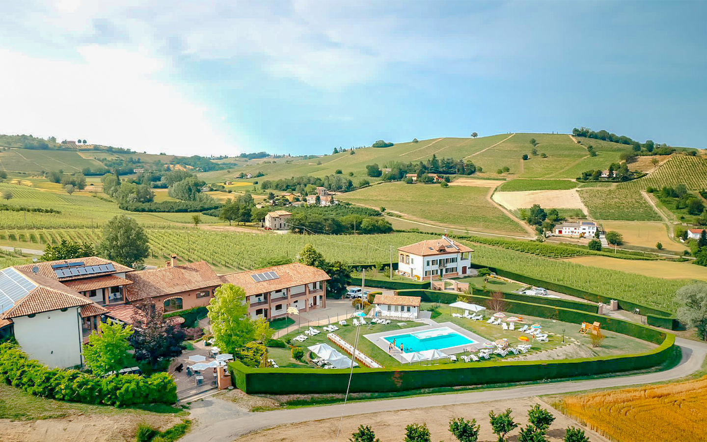 Agriturismo og villa med vingårder og basseng i det sørlige Piemonte
