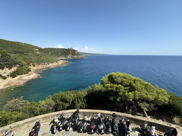 Hotelli panoraamapaikalla Livornon rannikolla