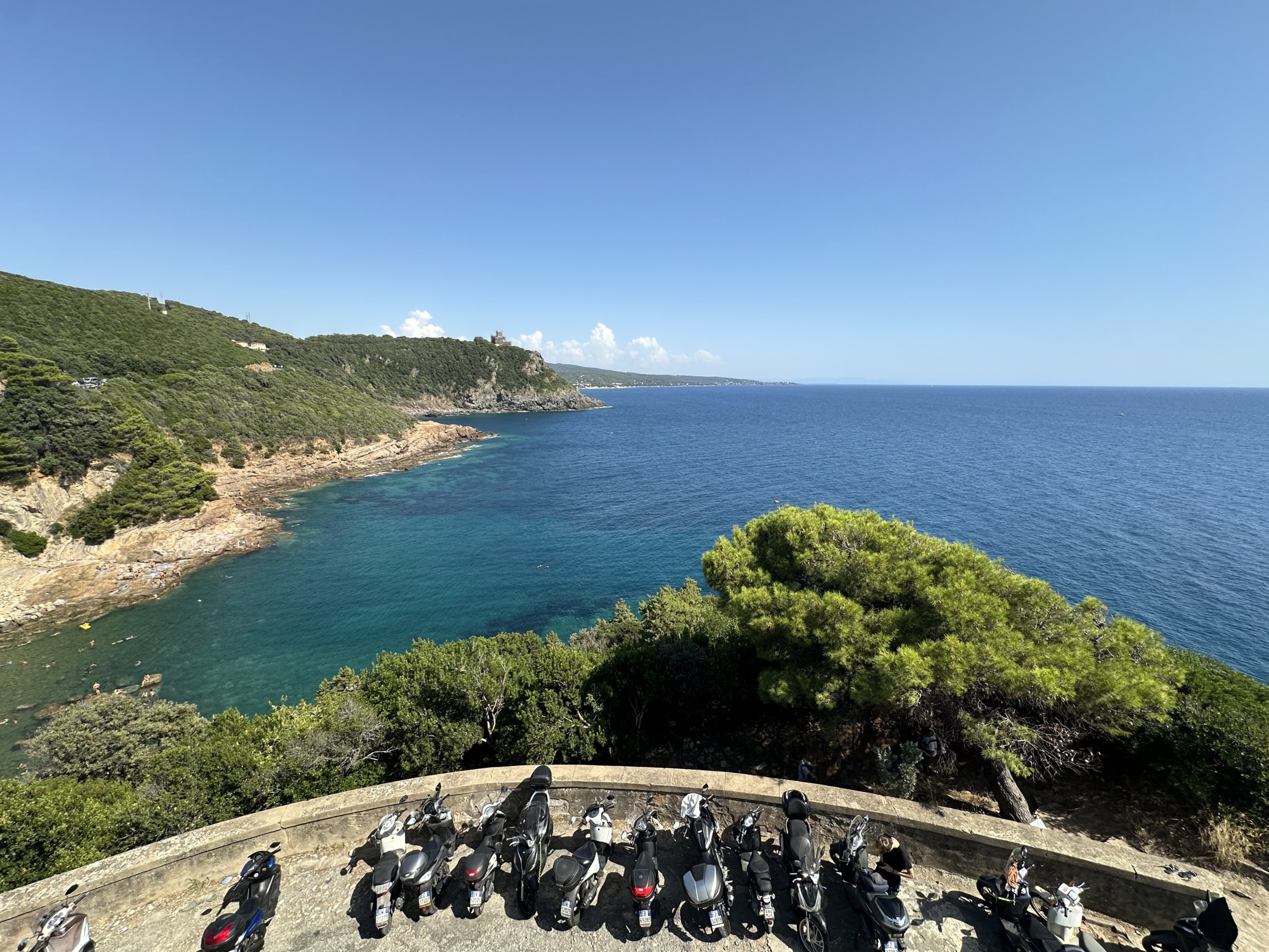 Hotelli panoraamapaikalla Livornon rannikolla