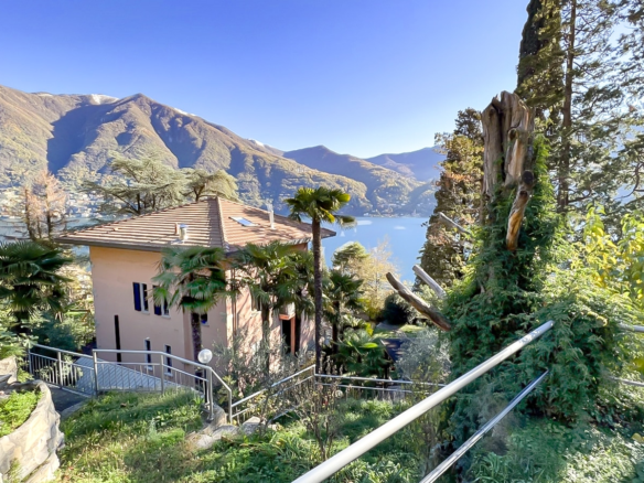 Ampia Villa Con Giardino E Splendida Vista Lago