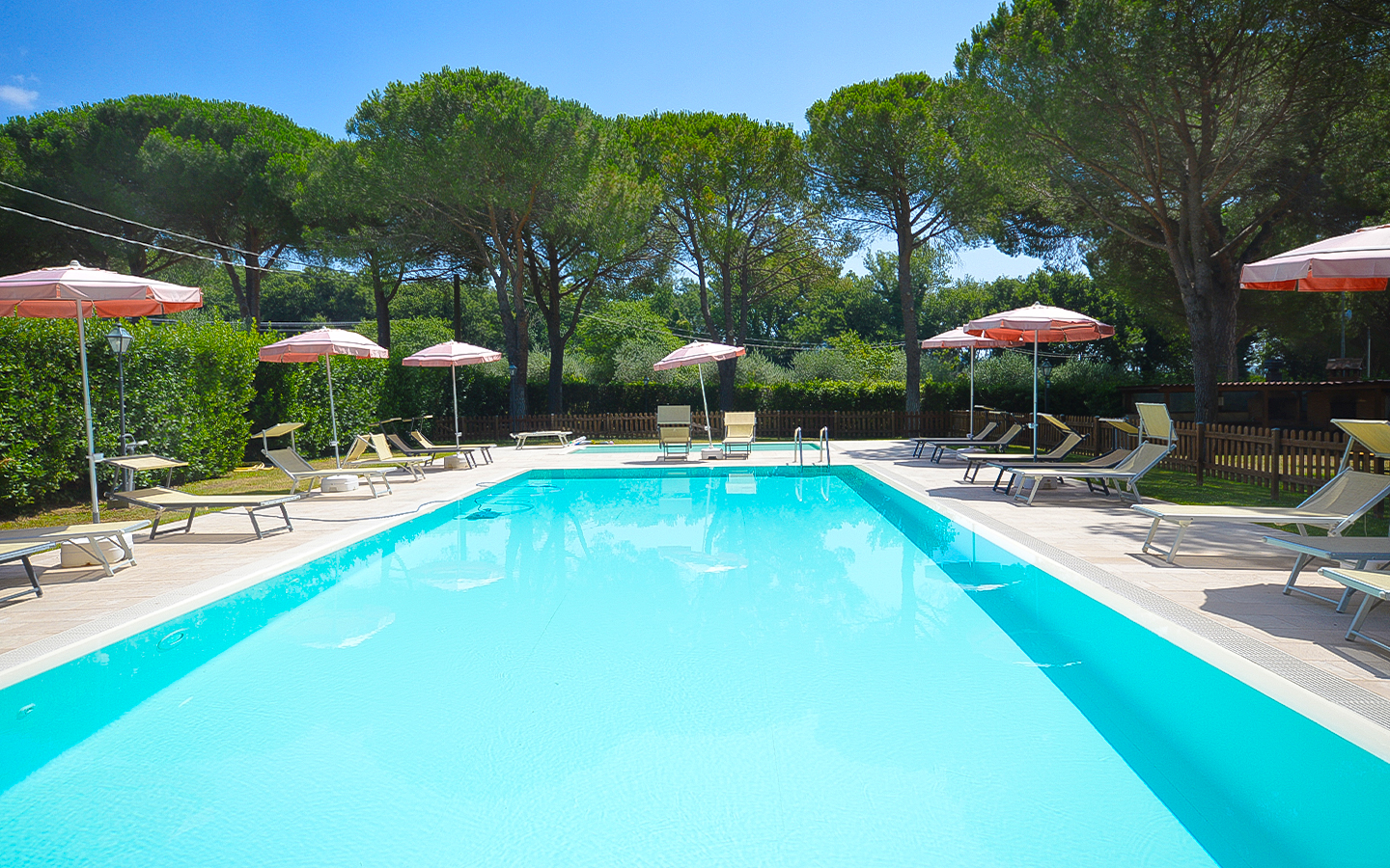 Старинное поместье с 3 фермами и бассейнами на границе Умбрии и Тосканы