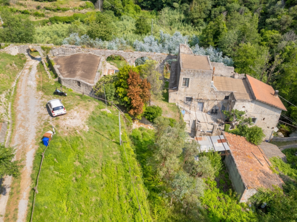 Antico baluardo medievale con 32.400 mq di terreno - Pietra Ligure