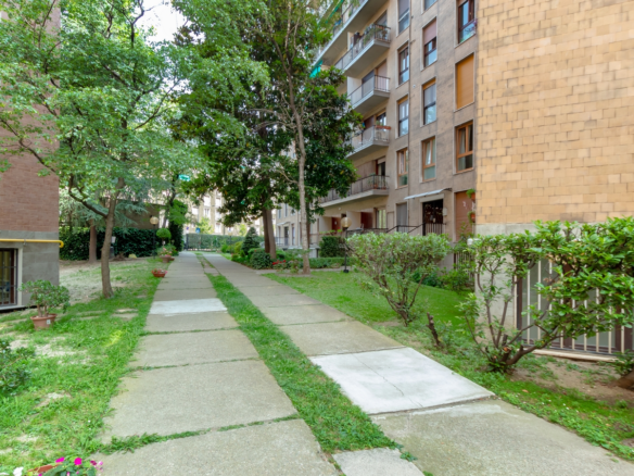 Intera scala in vendita