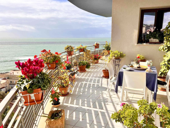 Appartamento Con Terrazzo E Vista Mare