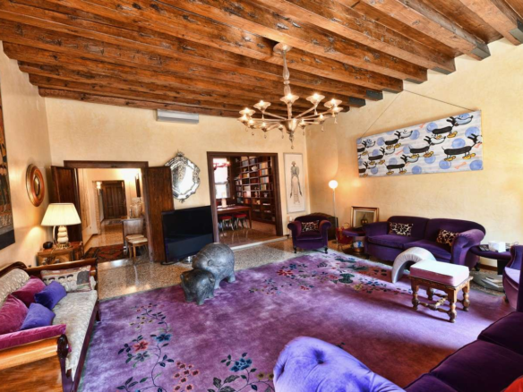 Ylellinen huoneisto kanavanäköalalla