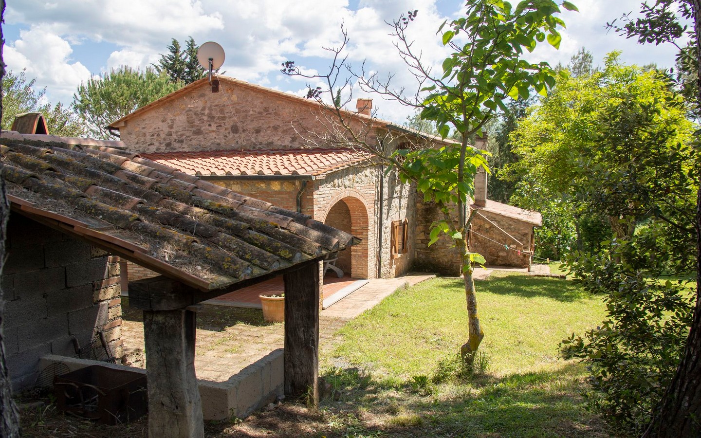Azienda Agricola Con Vigneto Nel Cuore Della Campagna Toscana