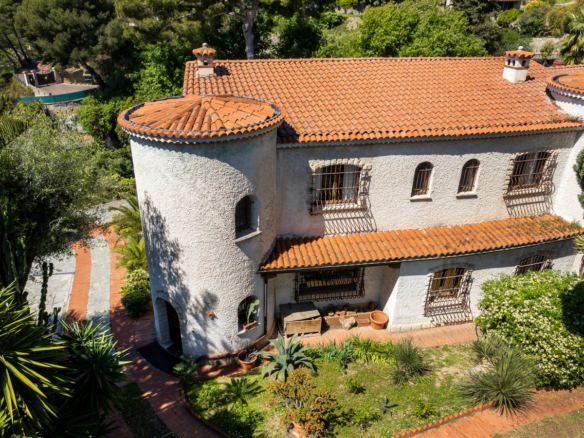 Caratteristica Villa Con Scorcio Mare E Giardino A Bordighera