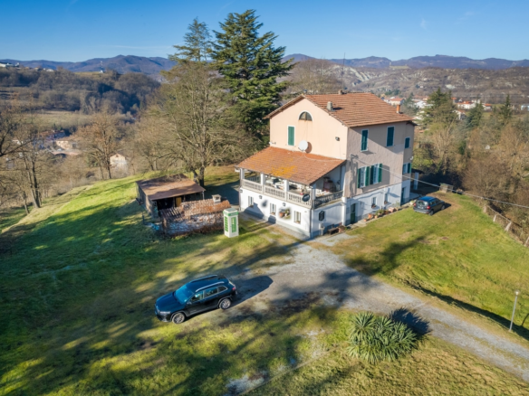Casa Coloniale Ristrutturata Con Ristorante E Camere Panoramiche A Piana Crixia - Liguria
