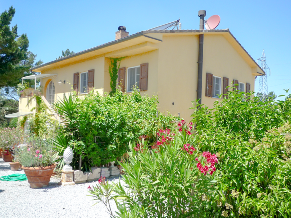 Casale Con Piscina A Sfioro