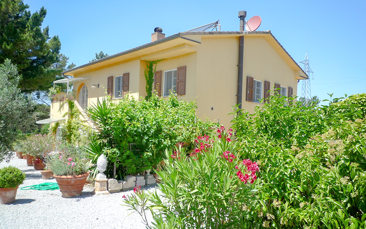 Bondegård med evighetsbasseng, panoramautsikt og avhengighet i de toskanske åsene