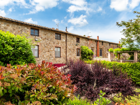 Casale Con Possibilità Di Centro Termale In Val d’Orcia
