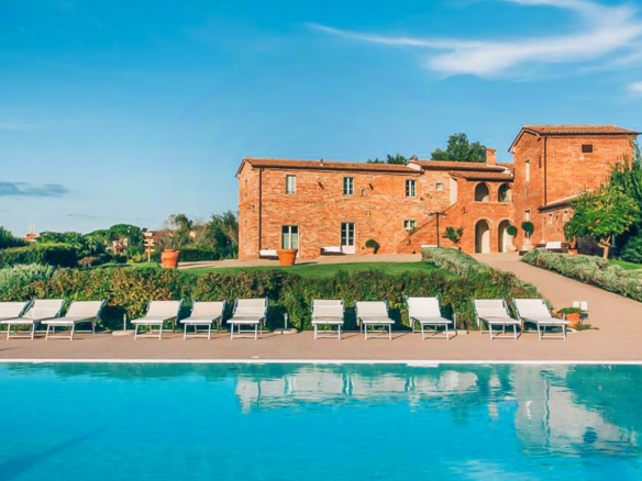 Bondegård i stein med stor hage og evighetsbasseng