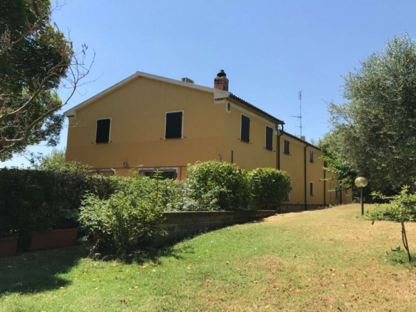 Renoveret bondegård omgivet af natur i Pesaro