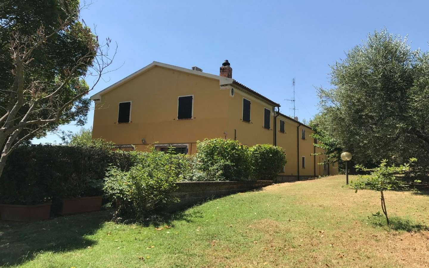 Renoverat lanthus omgivet av natur i Pesaro