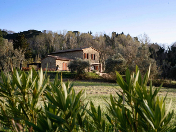Casolare In Pietra Con Piscina E Ampio Terreno Immerso Nella Campagna Toscana