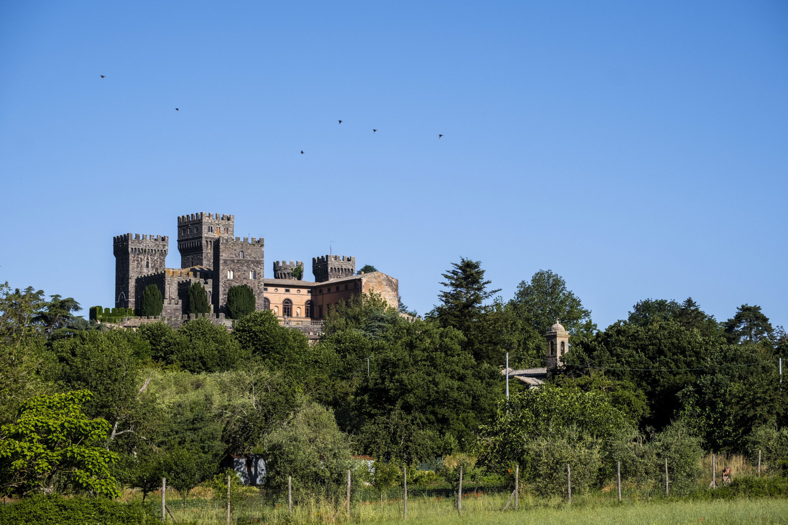 Castello Medievale del XIII Secolo: Eleganza e Storia in una Fortezza Restaurata