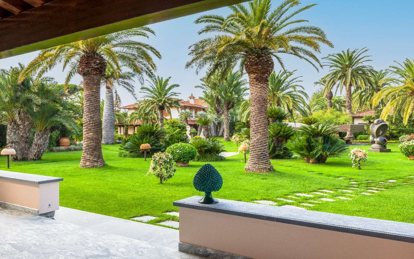 Complesso Di Tre Raffinate Ville Inserite In Un Maestoso Parco Con Piscina A Forte Dei Marmi