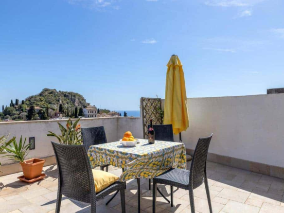 Panoramiczny dupleks na sprzedaż w Taorminie