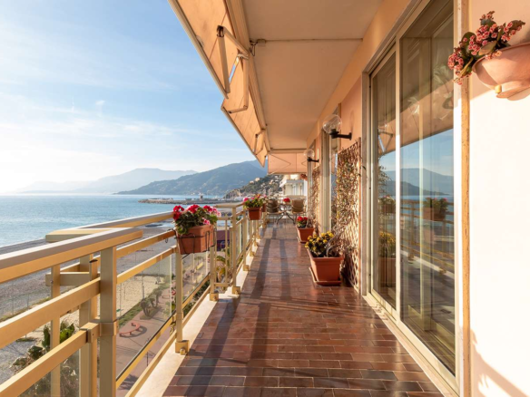 Elegante Appartamento Con Terrazzo Fronte Mare A Ventimiglia