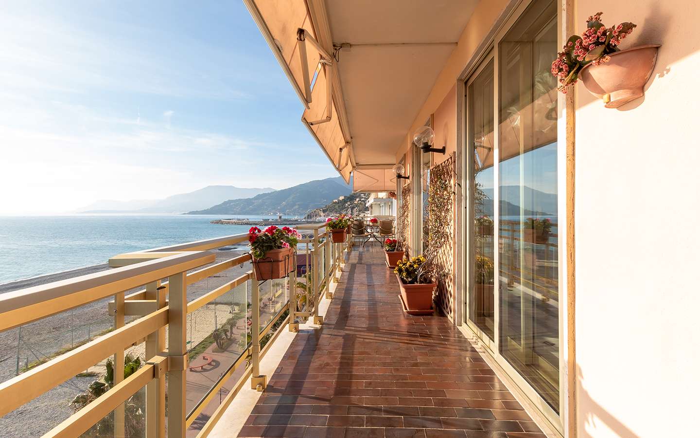 Elegante Appartamento Con Terrazzo Fronte Mare A Ventimiglia