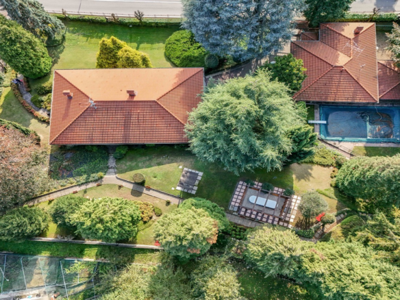 Elegante Villa Con Dépendance