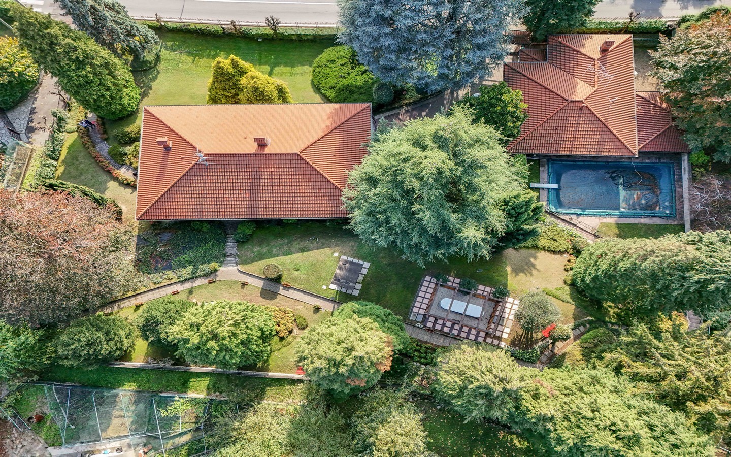 Elegante Villa Con Dépendance, Piscina E Ambio Giardino A Proserpio, Como, Lombardia