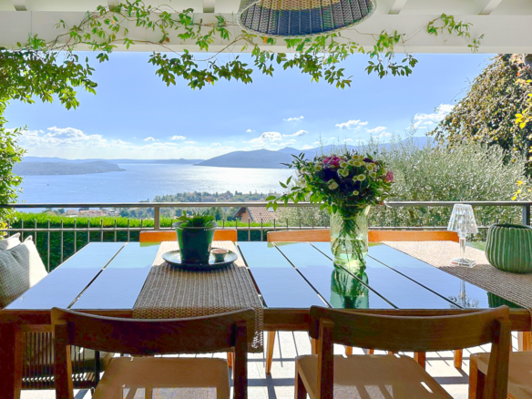 Elegant villa med utsikt over innsjøen