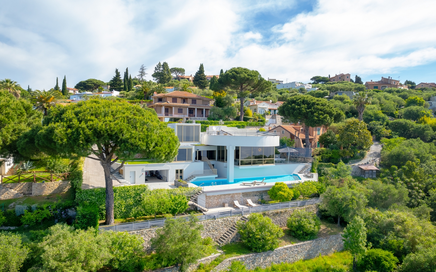 Elegante Villa Di Design Con Piscina e Vista Mare a Finale Ligure