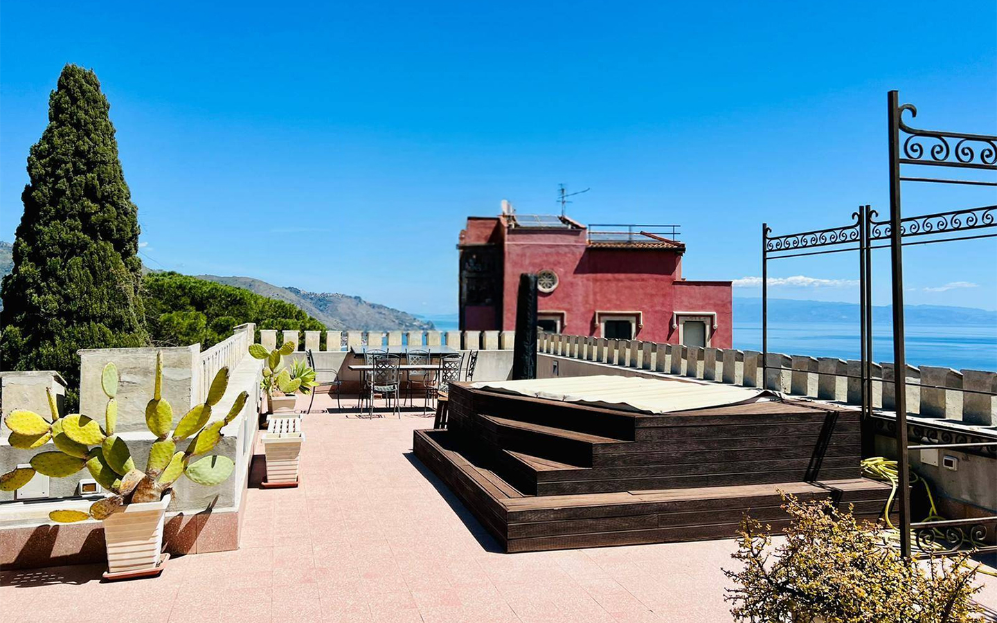 Elegante Villa In Stile Liberty Con Giardino, Terrazze E Jacuzzi Nel Centro Di Taormina
