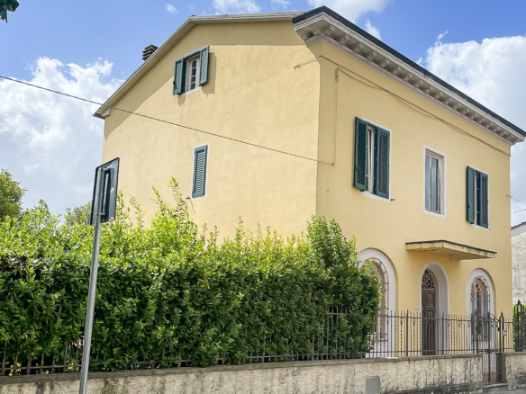 Elegante Villa Liberty con Ampio Giardino a 1 km dal Centro Storico di Lucca