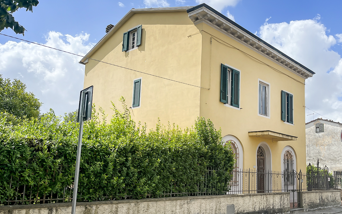 Elegante Villa Liberty con Ampio Giardino a 1 km dal Centro Storico di Lucca
