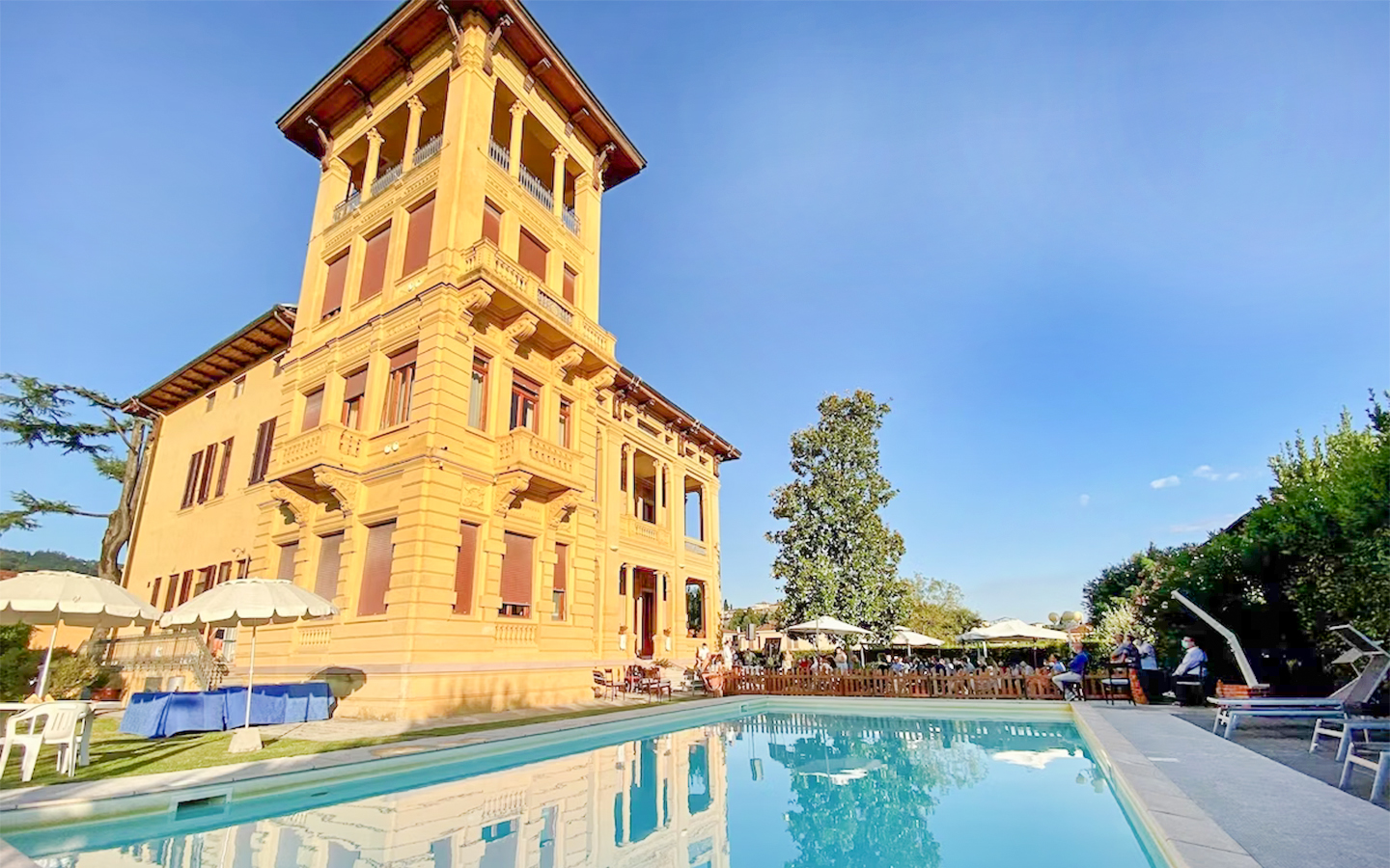 Elegant Liberty-villa från 1900-talet med panoramautsikt över de Apuanska Alperna, Toscana