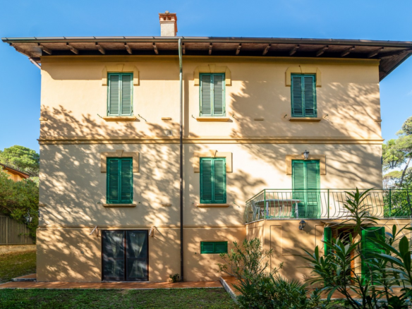 Elegante Villa Storica Con Vista Mare A Quercinella