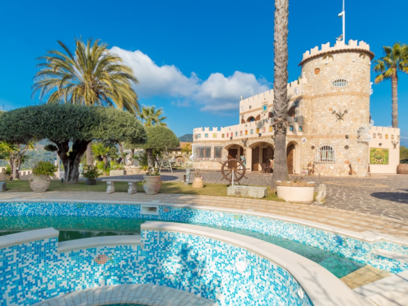 Esclusiva Villa Con Architettura Medievale E Piscina A Camporosso