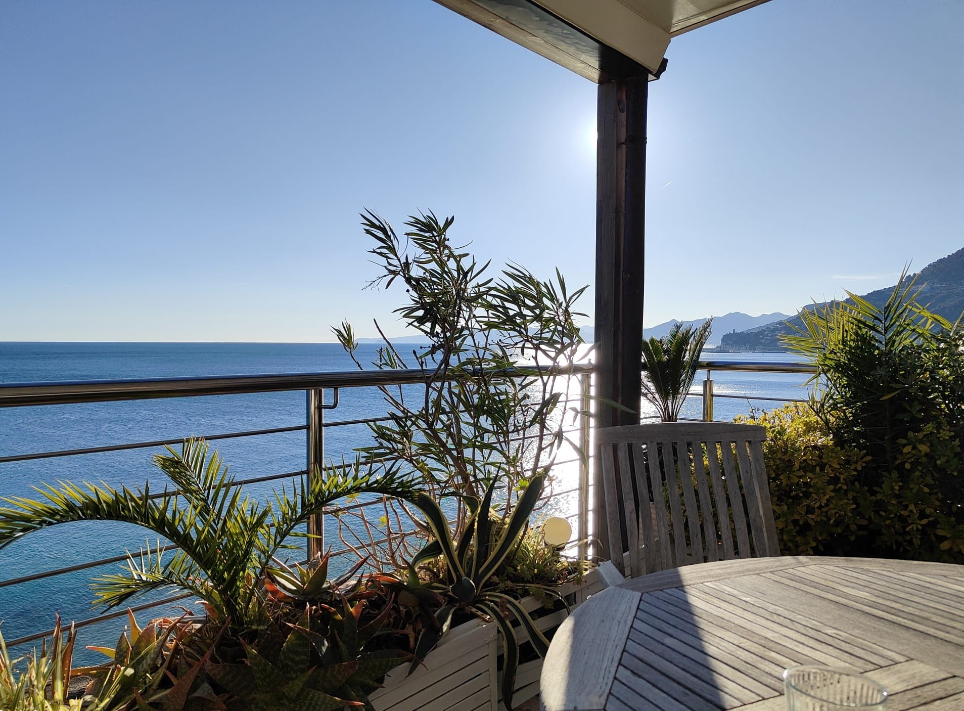 Eksklusivt penthouse ved sjøen med panoramaterrasse på Varigotti-stranden