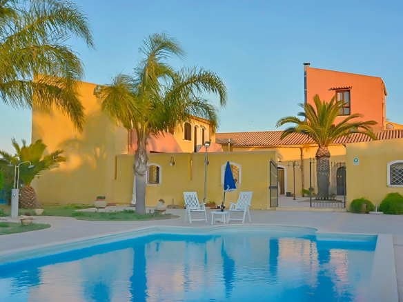 Hotelli, jossa on uima-allas ja puutarha myytävänä Sciaccassa