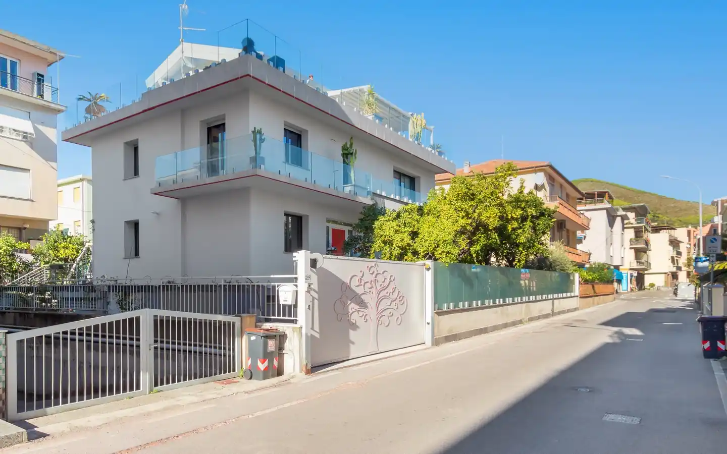 Elegancka willa wielorodzinna z dużymi przestrzeniami i panoramicznym tarasem w Spotorno