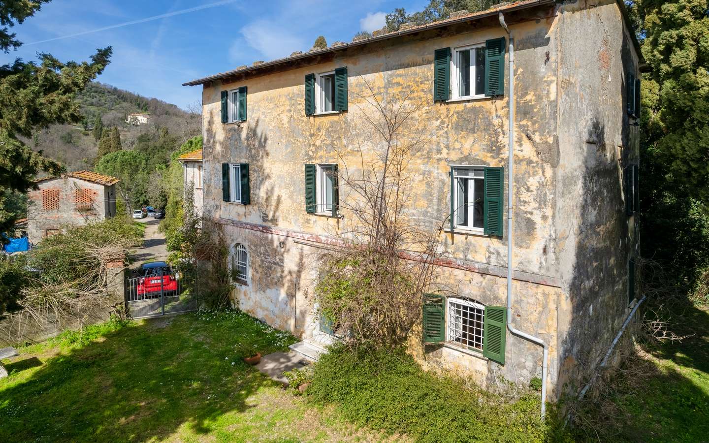 Incantevole Villa D’epoca Con Casa Colonica, Fienile E Ampio Terreno A Sarzana