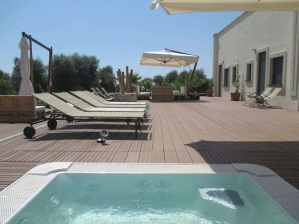 Lussuosa Villa Con Jacuzzi E Pajara Ristrutturata In Vendita A Salve