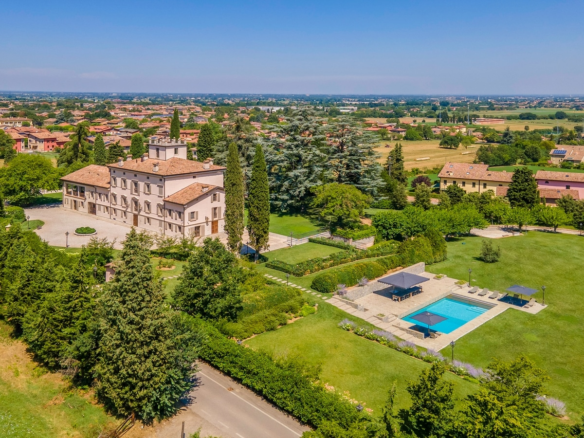 Pięknie odnowiona willa na wsi w Emilii