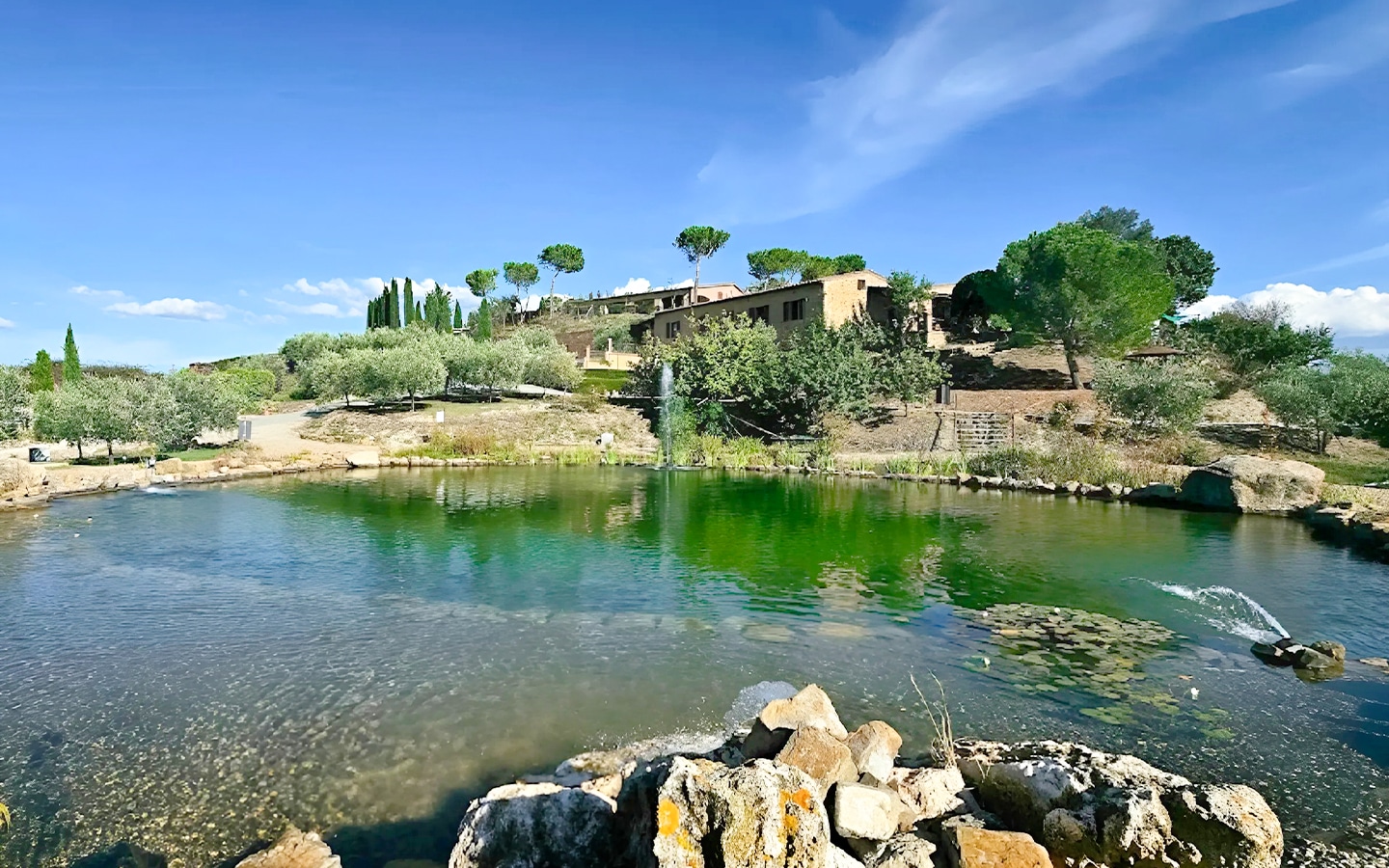 Ylellinen maalaistalo, josta on panoraamanäkymät Val D'Orciaan