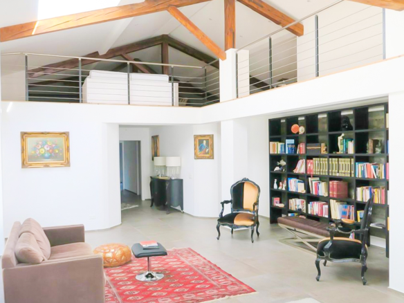 Prestigefyldt villa med stor have og avanceret teknologi få minutter fra Chiasso