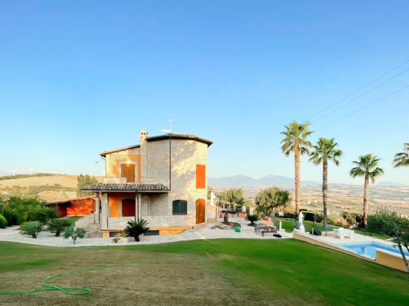 Prestigiosa Villa Panoramica Con Piscina Tra Abruzzo E Marche