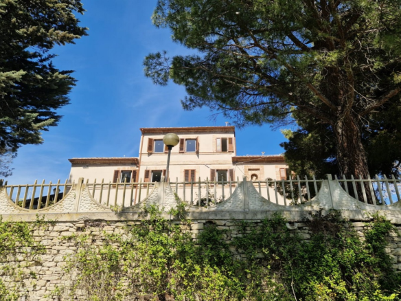 Prestigioso casale tra le colline marchigiane