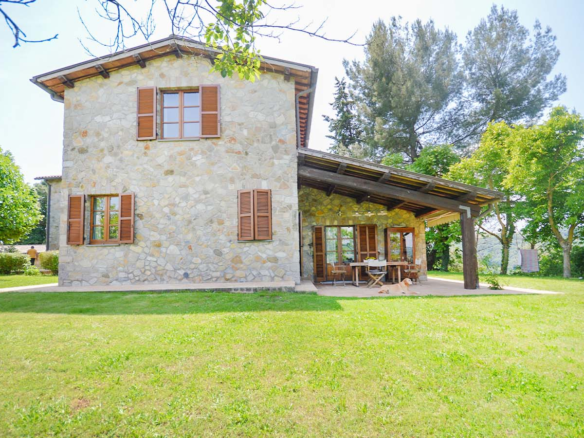 Proprietà Composta Da Tre Unità Con Giardino E Piscina A Baschi