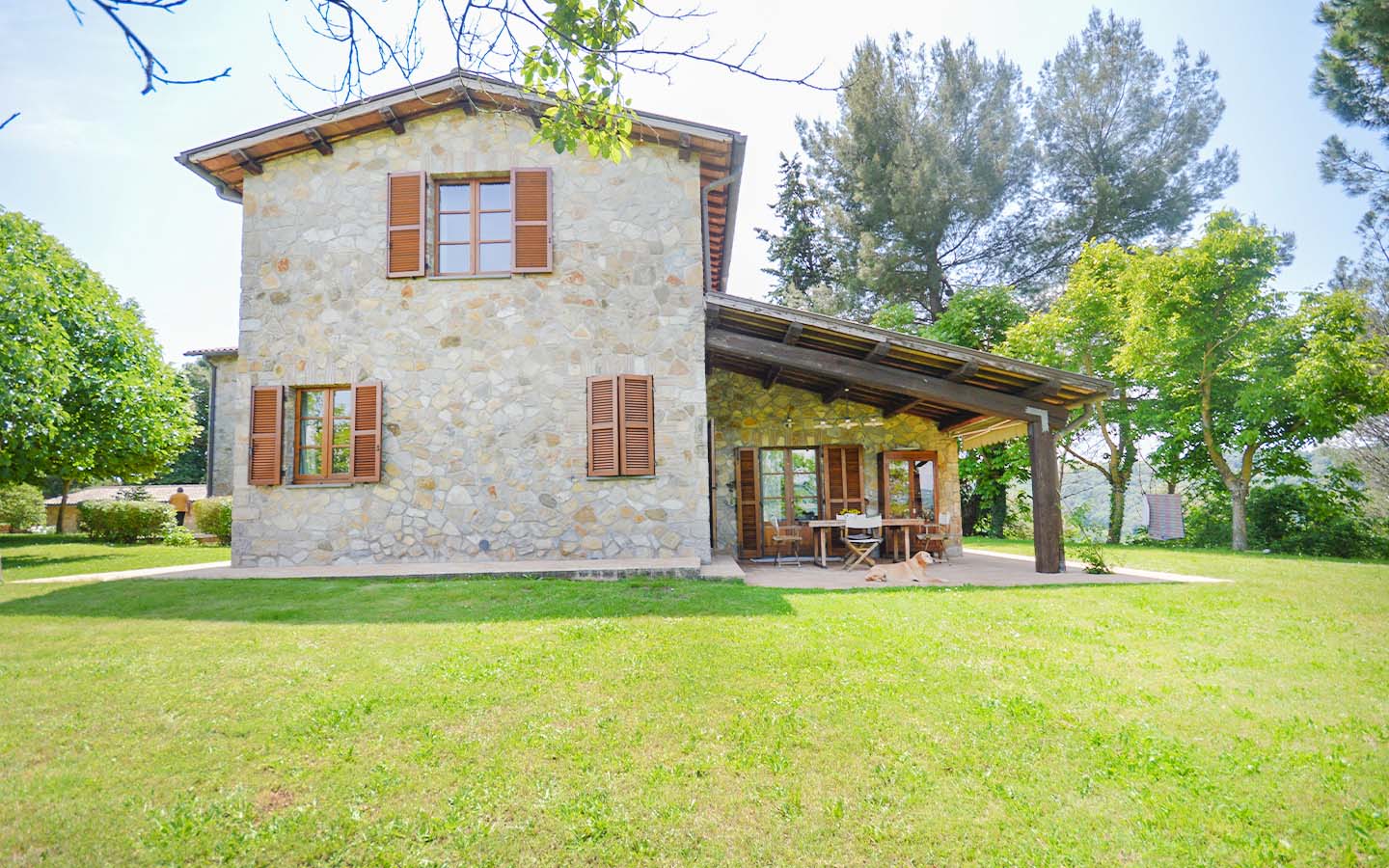 Proprietà Composta Da Tre Unità Con Giardino E Piscina A Baschi